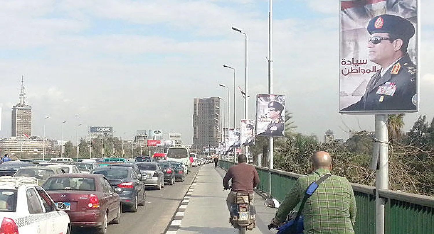 صور المشير السيسي منتشرة على كوبري السادس من أكتوبر في القاهرة («الشرق الأوسط»)
