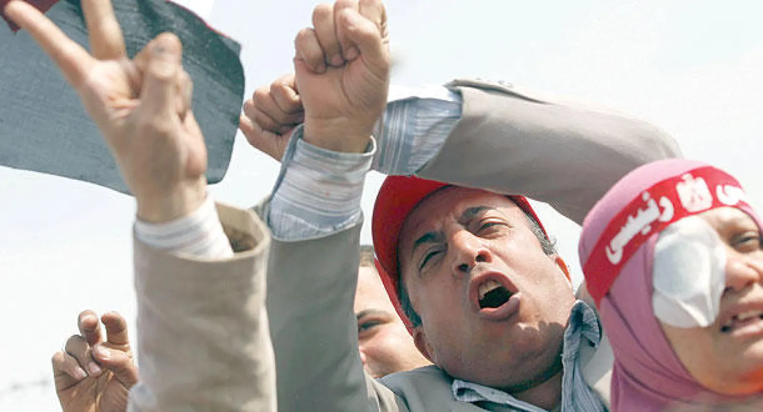 معارضون لجماعة «الإخوان» خلال تظاهرهم أمام مقر محاكمة الرئيس السابق محمد مرسي شرق القاهرة أمس (رويترز)