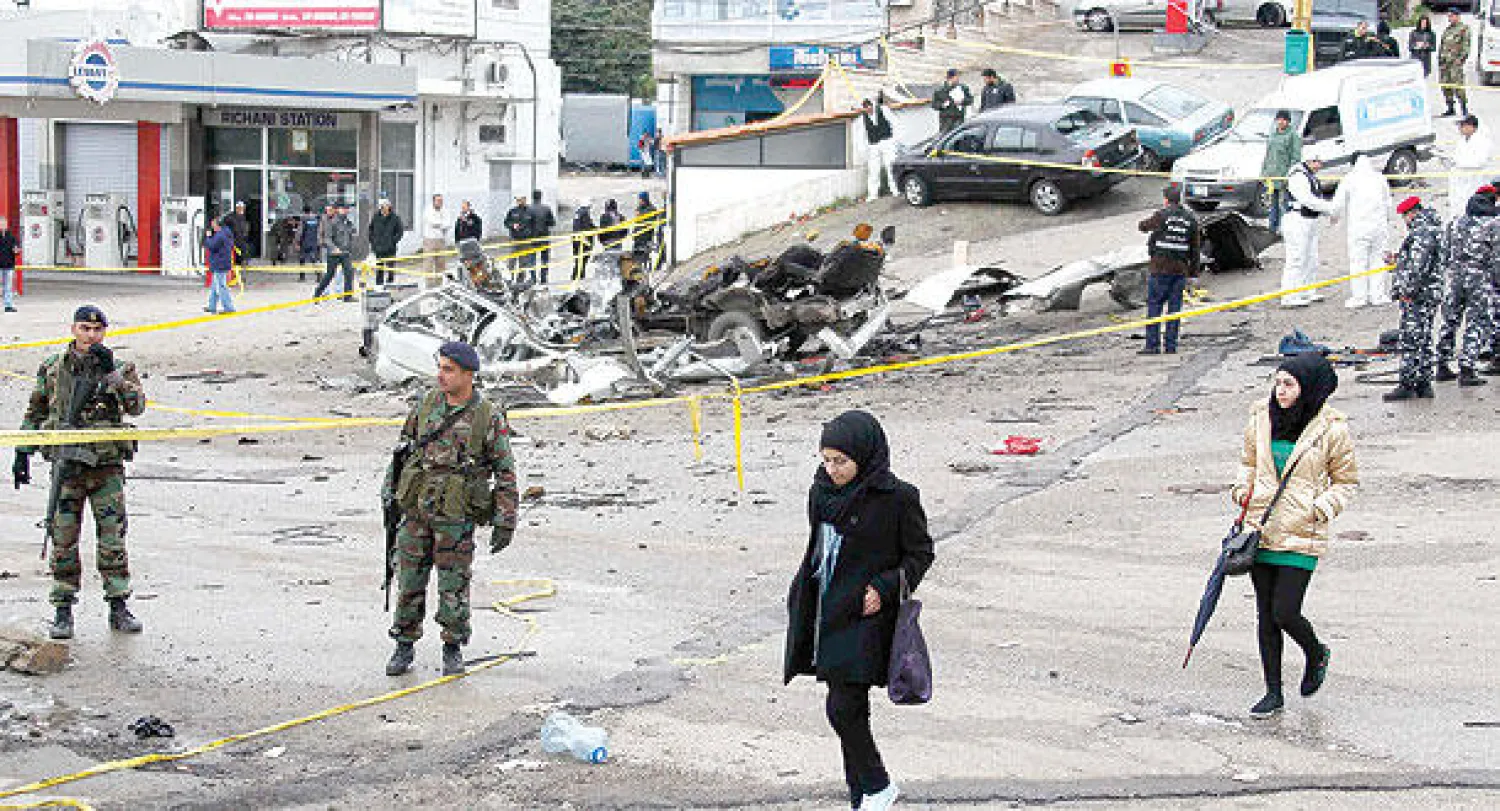 عناصر من الأمن يطوقون موقع انفجار منطقة الشويفات جنوب بيروت أمس (رويترز)