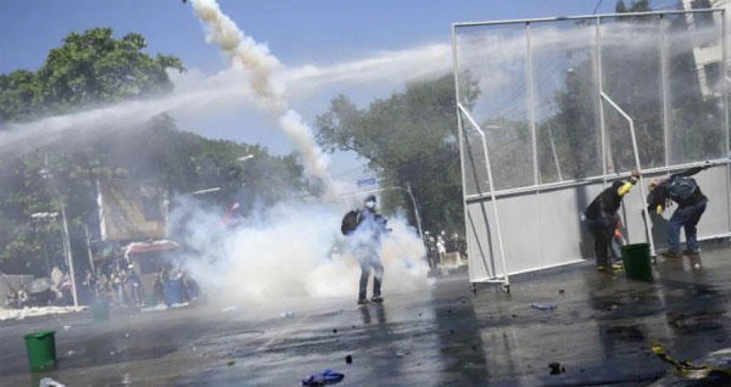 المعركة بين الحكومة والمعارضة  في تايلاند تنتقل إلى القضاء