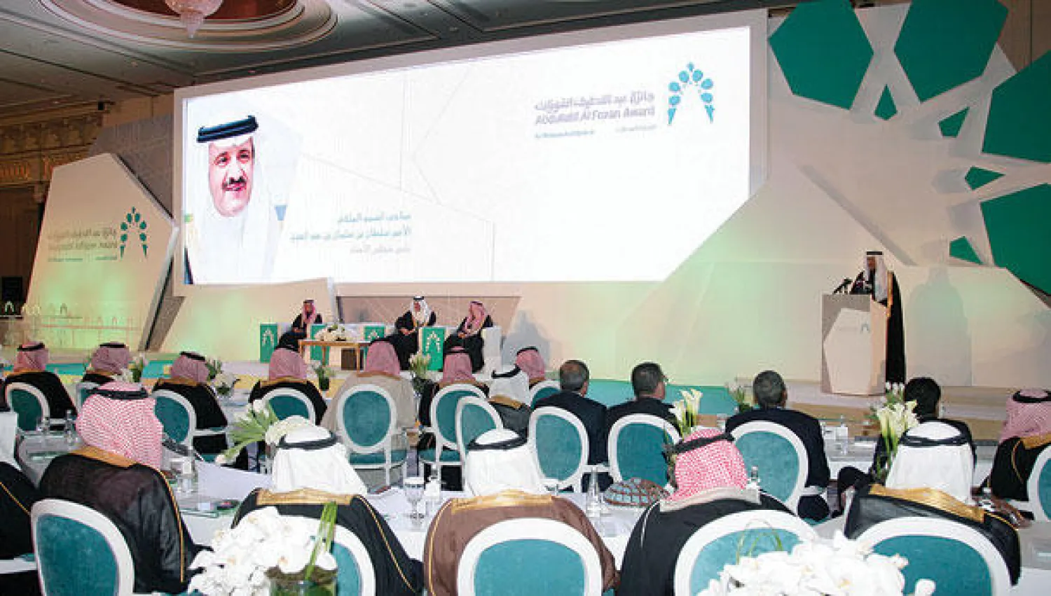 الأمير سلطان بن سلمان لدى إلقائه كلمة في حفل جائزة عبد اللطيف الفوزان لعمارة المساجد بحضور الأمير سعود بن نايف («الشرق الأوسط»)