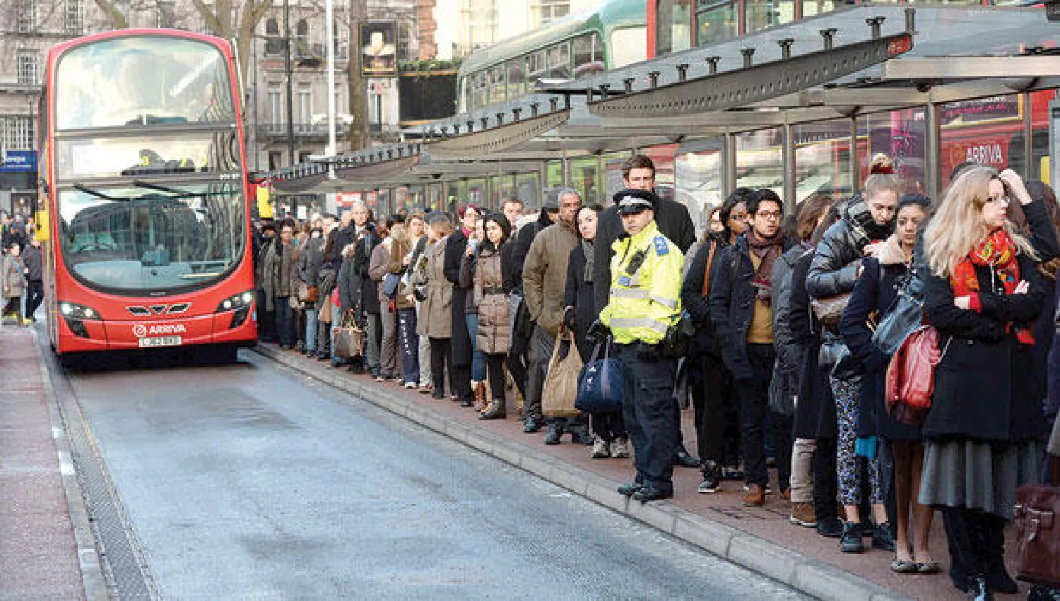 حافلات أضيفت للخدمة، بينما لجأ ركاب آخرون إلى المشي واستخدام الدراجات (إ.ب.أ)
