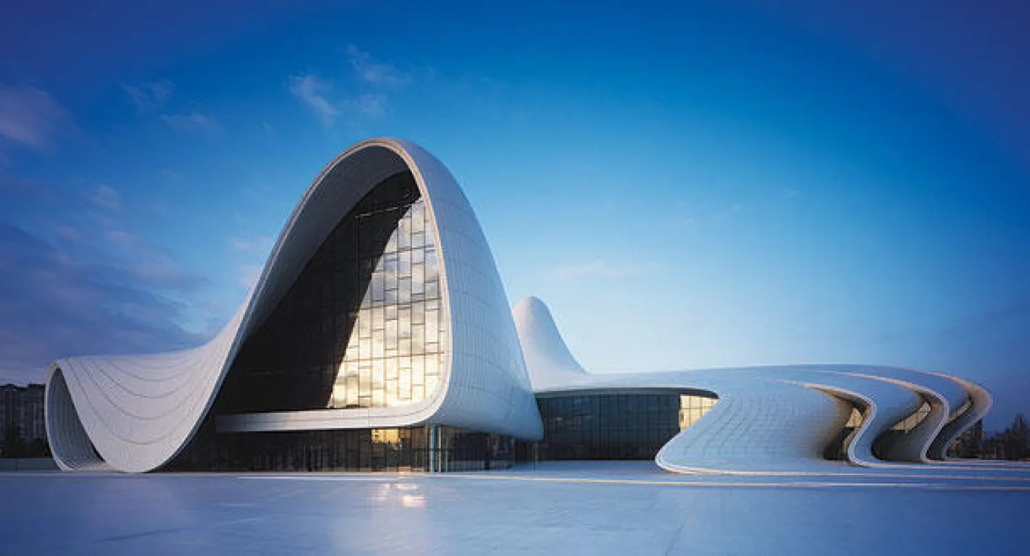 زها حديد لـ {الشرق الأوسط}: أتحسر على فقدي والدي قبل أن يسعدا بنجاحي