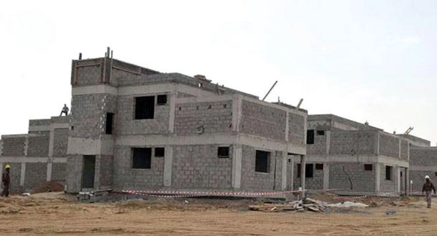 جانب من مشروع الإسكان في جازان أثناء عمليات البناء («الشرق الأوسط»)