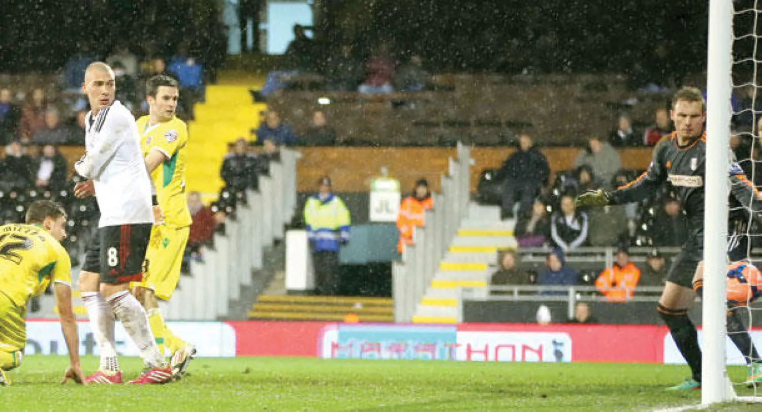 شون ميلر لاعب شيفيلد رقم 12 يسدد برأسه محرزا هدف فوز فريقه على فولهام (أ.ب)