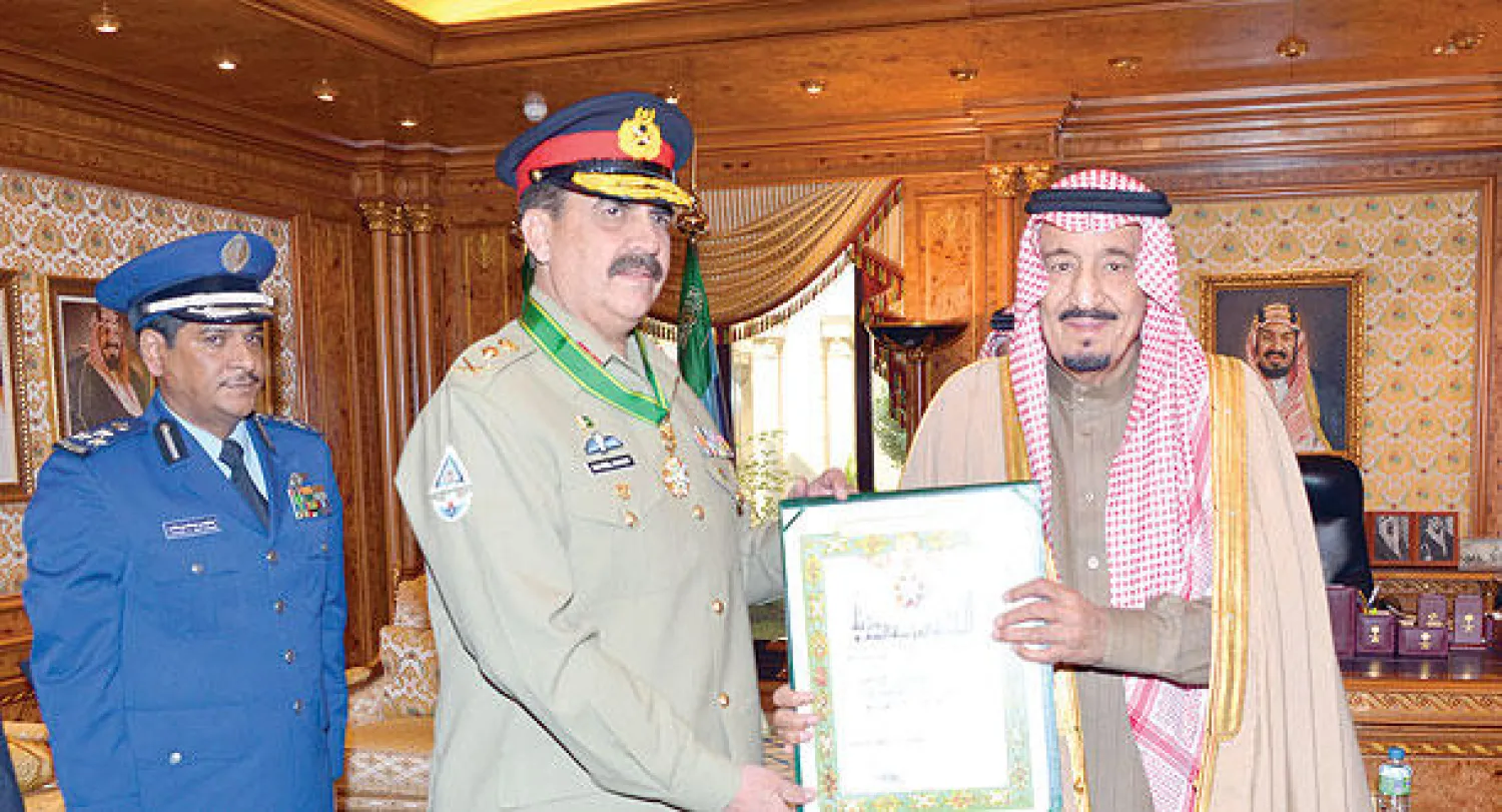 الأمير سلمان بعد تقليده قائد الجيش الباكستاني  وسام الملك عبد العزيز من الدرجة الممتازة (واس)