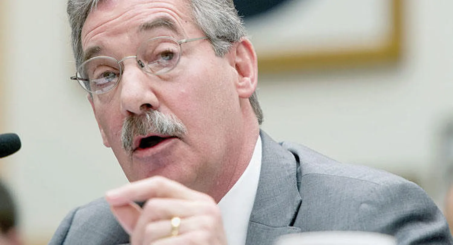 نائب وزير العدل الأميركي جيمس كول أثناء الإدلاء بإفادته أمام اللجنة القضائية بمجلس النواب ليلة أول من أمس (أ.ب)