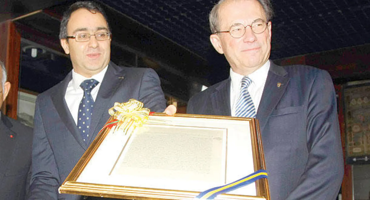 بيير فيتبورغ رئيس البرلمان السويدي يسلم كريم غلاب  رئيس مجلس النواب المغربي وثيقة تاريخية وقعها البلدان  قبل 250 سنة (تصوير: مصطفى حبيس)