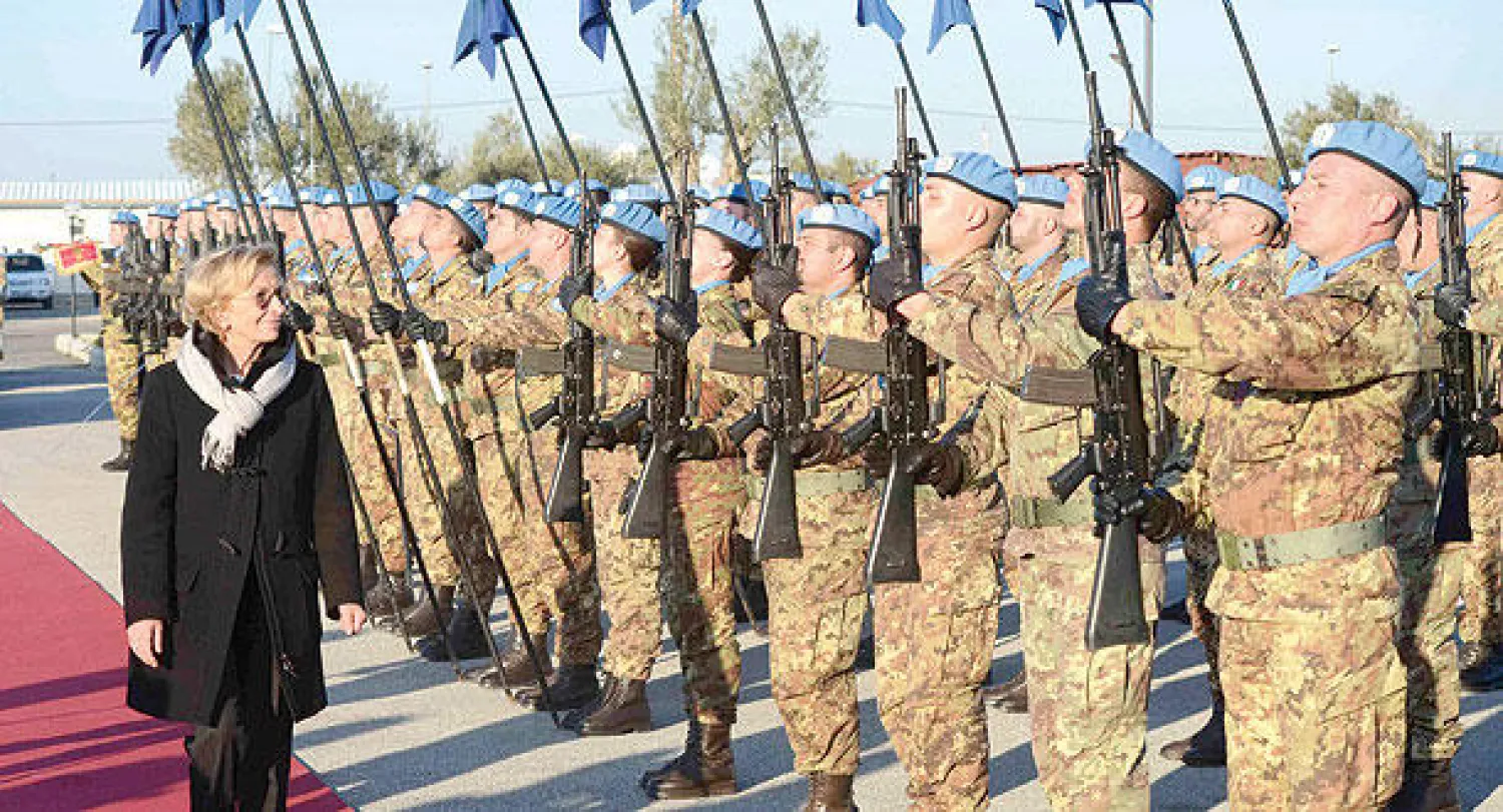 وزيرة الخارجية الإيطالية إيما بونينو تستعرض قوات إيطالية مشاركة في قوات حفظ السلام التابعة للأمم المتحدة (يونيفيل) جنوب لبنان (رويترز)