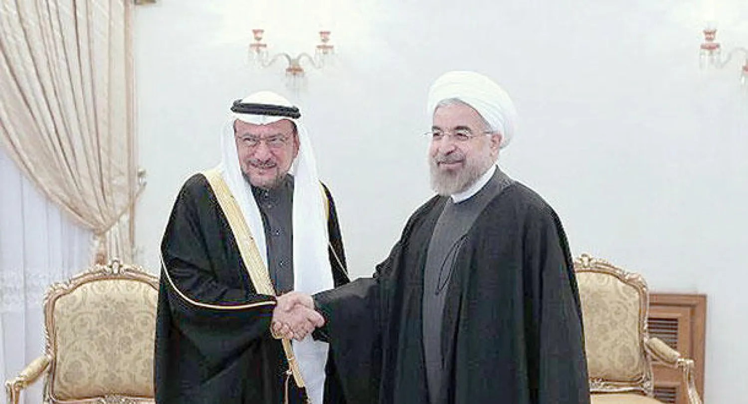 الرئيس الايراني حسن روحاني يستقبل أمين عام منظمة المؤتمر الاسلامي اياد مدني في طهران أمس في صورة نشرها على صفحته على موقع «تويتر»