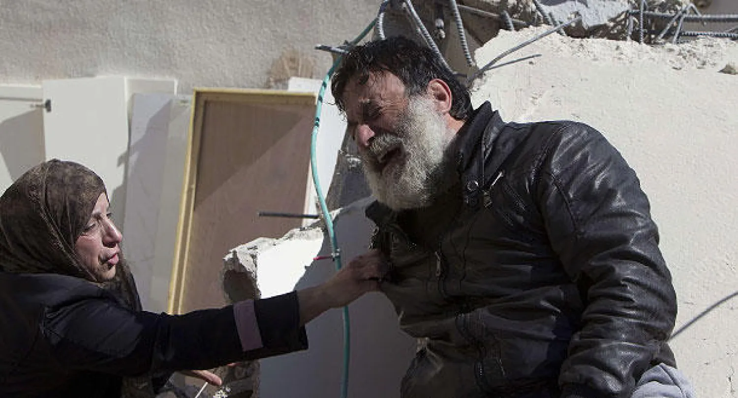 فلسطيني ينتحب بعد أن هدمت جرافات إسرائيلية أمس منزله في القدس الشرقية (أ.ف.ب)