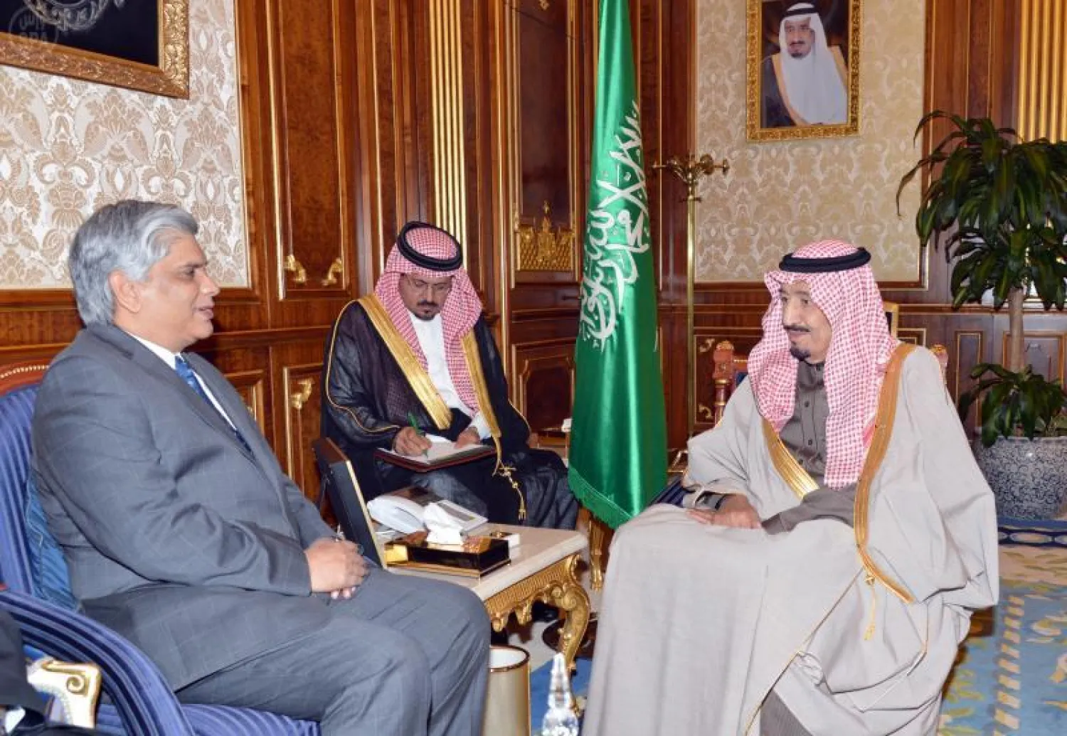 ولي العهد يستقبل أمير منطقة مكة المكرمة وسفير الهند