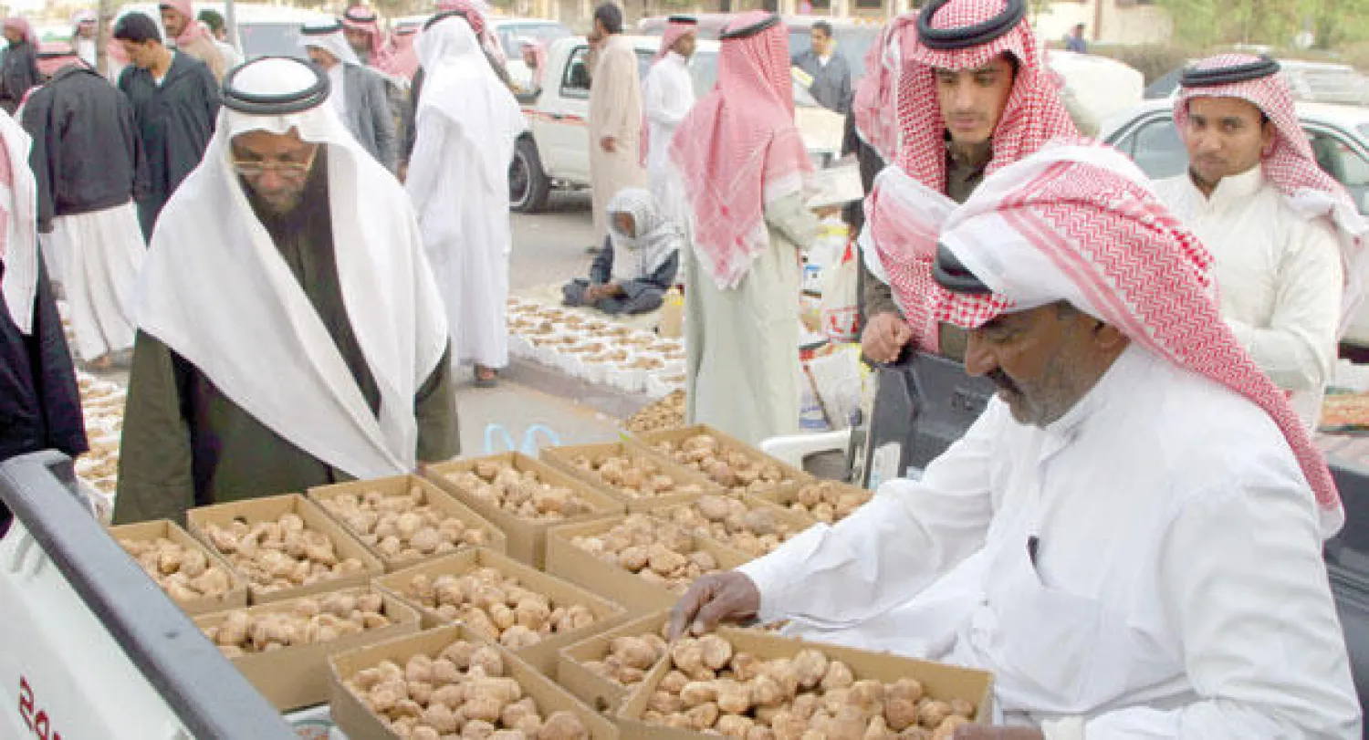 باعة كمأ ومتسوقون في الرياض (تصوير: خالد الخميس)