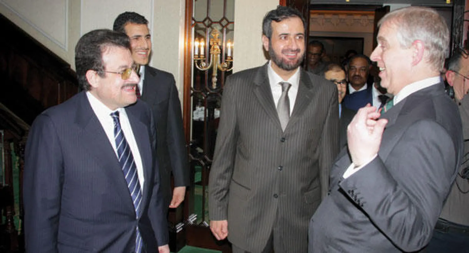 الأمير محمد بن نواف، والأمير أندرو دوق يورك، ووزير التجارة والصناعة السعودي الدكتور توفيق الربيعة خلال الحفل الختامي لأعمال اللجنة السعودية - البريطانية المشتركة في لندن أول من أمس (تصوير: جيمس حنا)