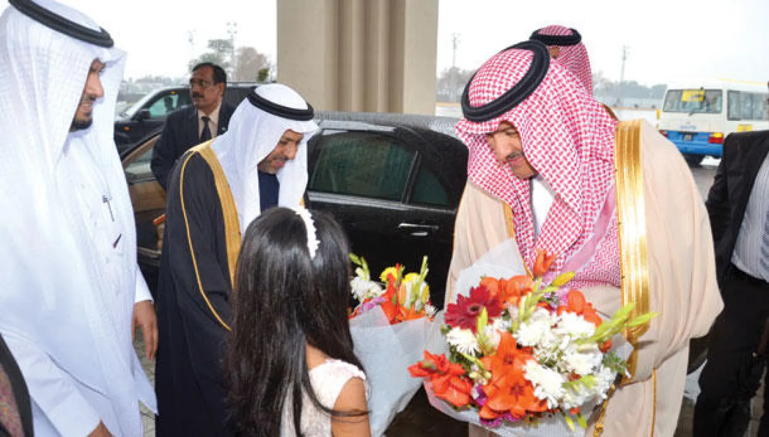 الأمير سلطان يستلم الورد من طفلة في المدرسة السعودية في إسلام آباد