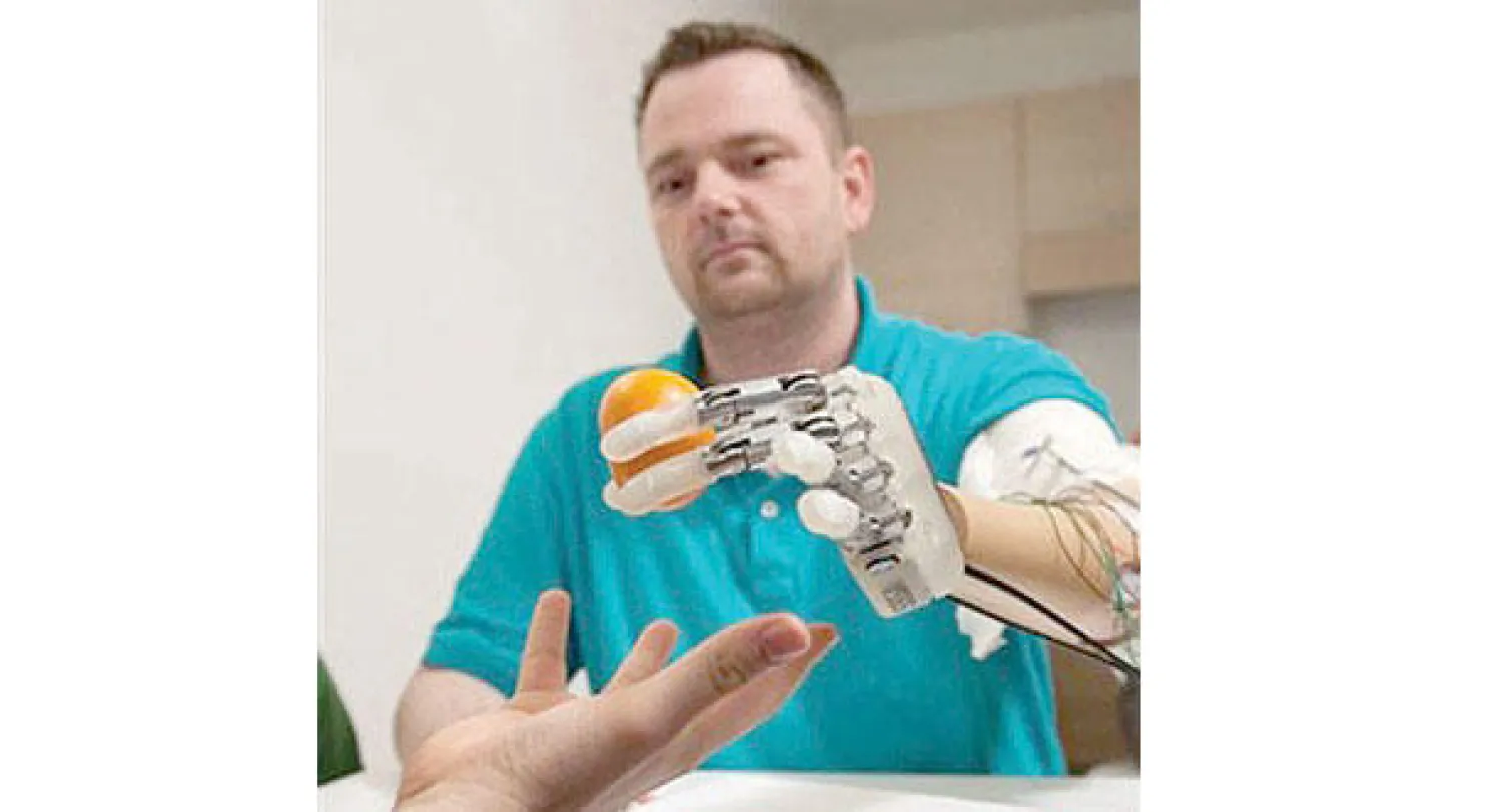 اليد الآلية