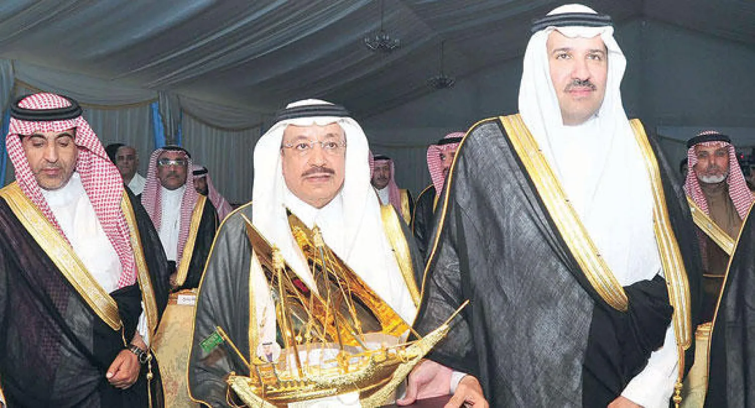 الأمير فيصل بن سلمان لدى تدشينه مشاريع محافظة ينبع أمس (واس)