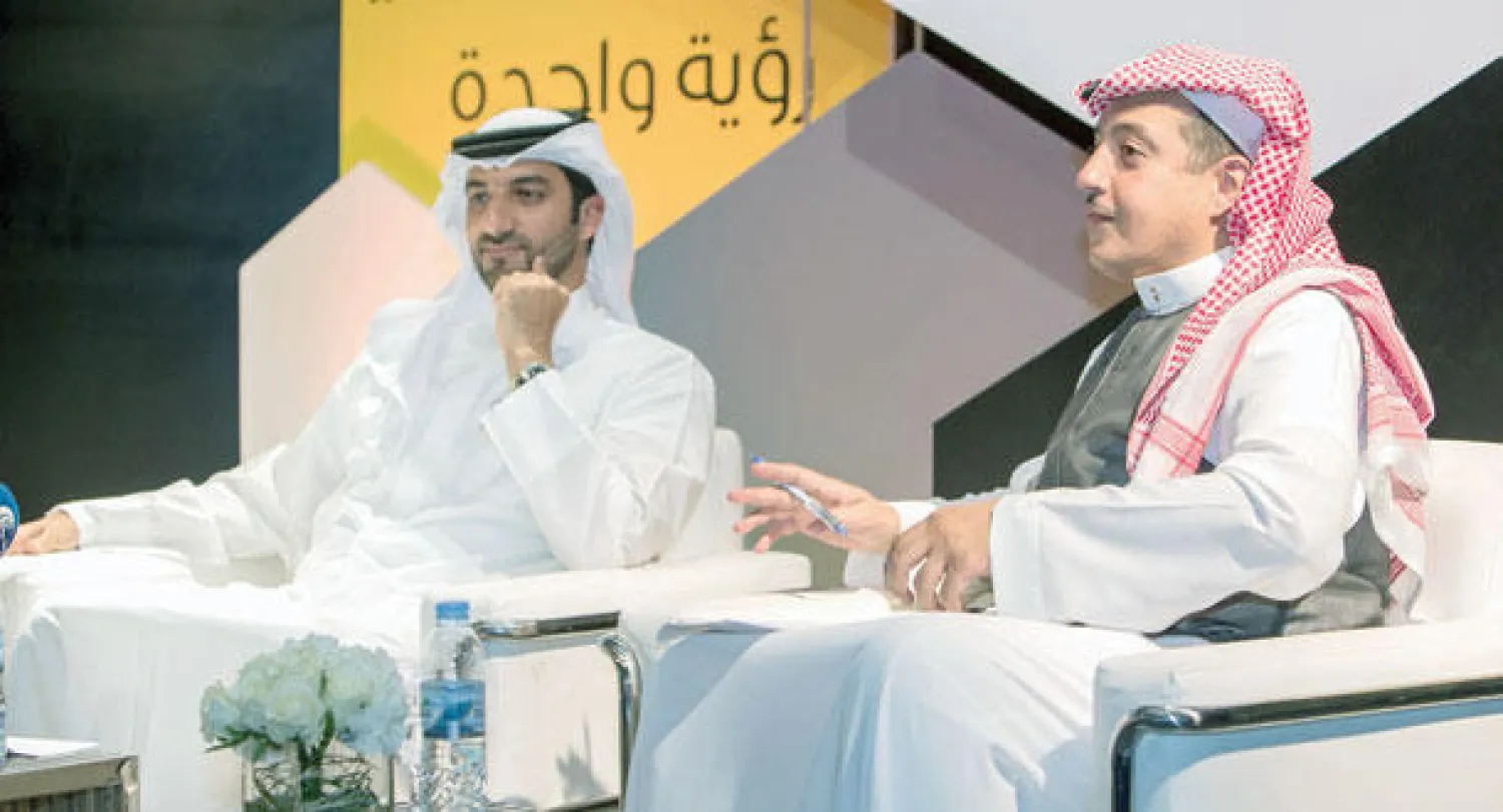 الشيخ سلطان بن أحمد القاسمي والإعلامي السعودي تركي الدخيل خلال مؤتمر صحافي في الشارقة أمس ({الشرق الأوسط})