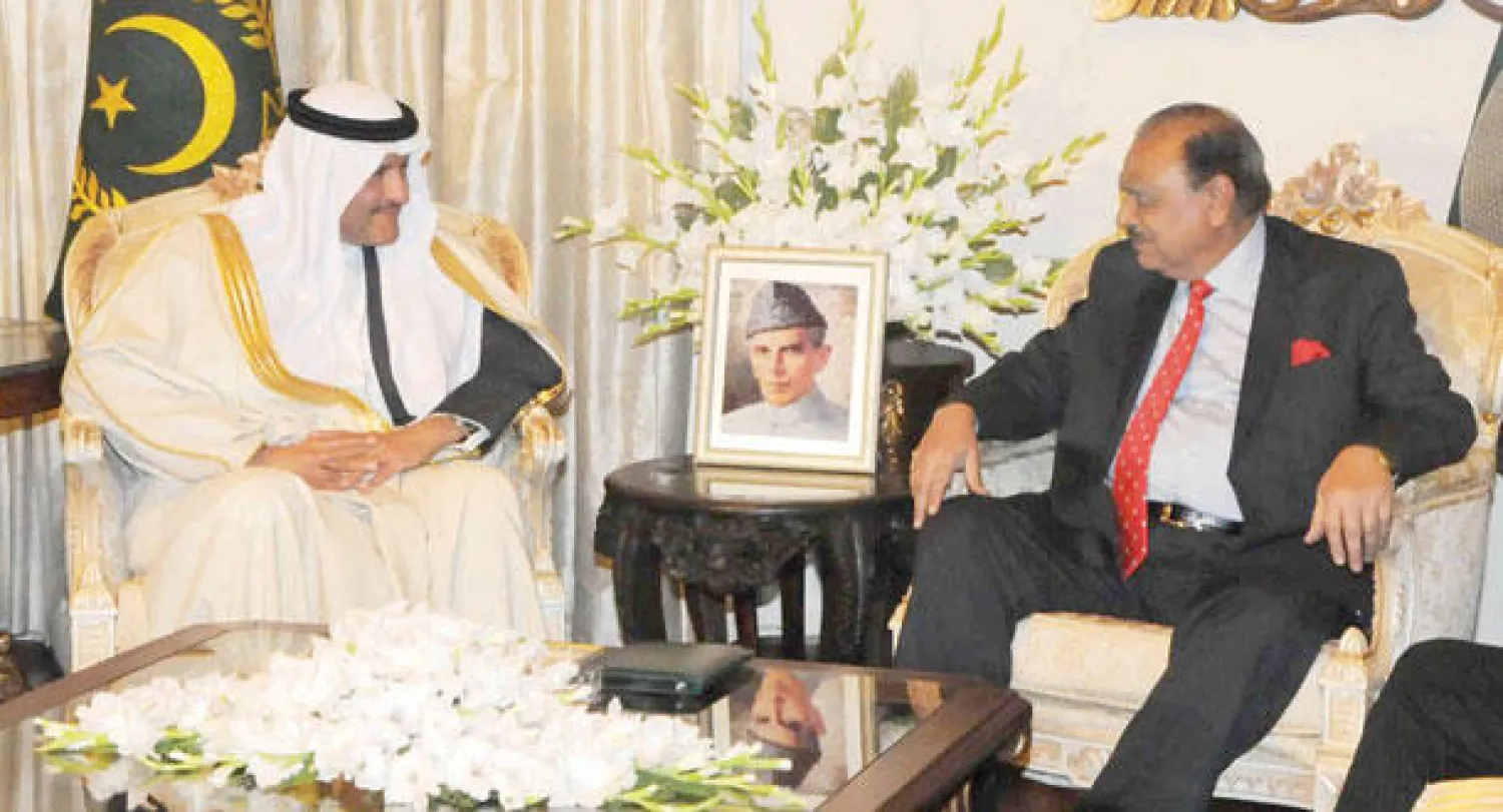 الرئيس الباكستاني لدى استقباله الأمير سلطان بن سلمان في إسلام آباد مساء أمس (واس)