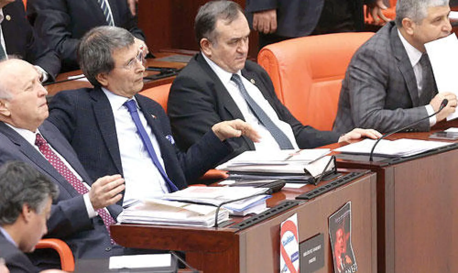 برلمانيون أتراك معارضون لرئيس الحكومة خلال مناقشتهم قانون الرقابة على الإنترنت في أنقرة أول من أمس (أ.ب)