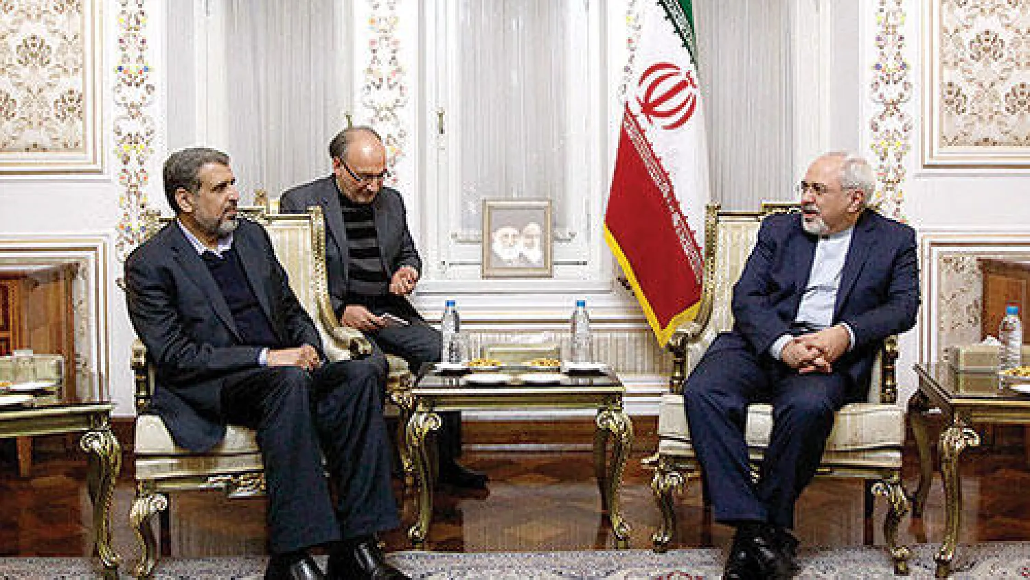 صورة نشرتها وكالة «مهر» الايرانية لوزير الخارجية الإيراني محمد جواد ظريف وهو يستقبل الأمين العام لحركة الجهاد الإسلامي الفلسطينية رمضان شلح في طهران أمس. ونقلت وكالة «مهر» عن ظريف تأكيده التزام بلاده بدعم الشعب الفلسطيني