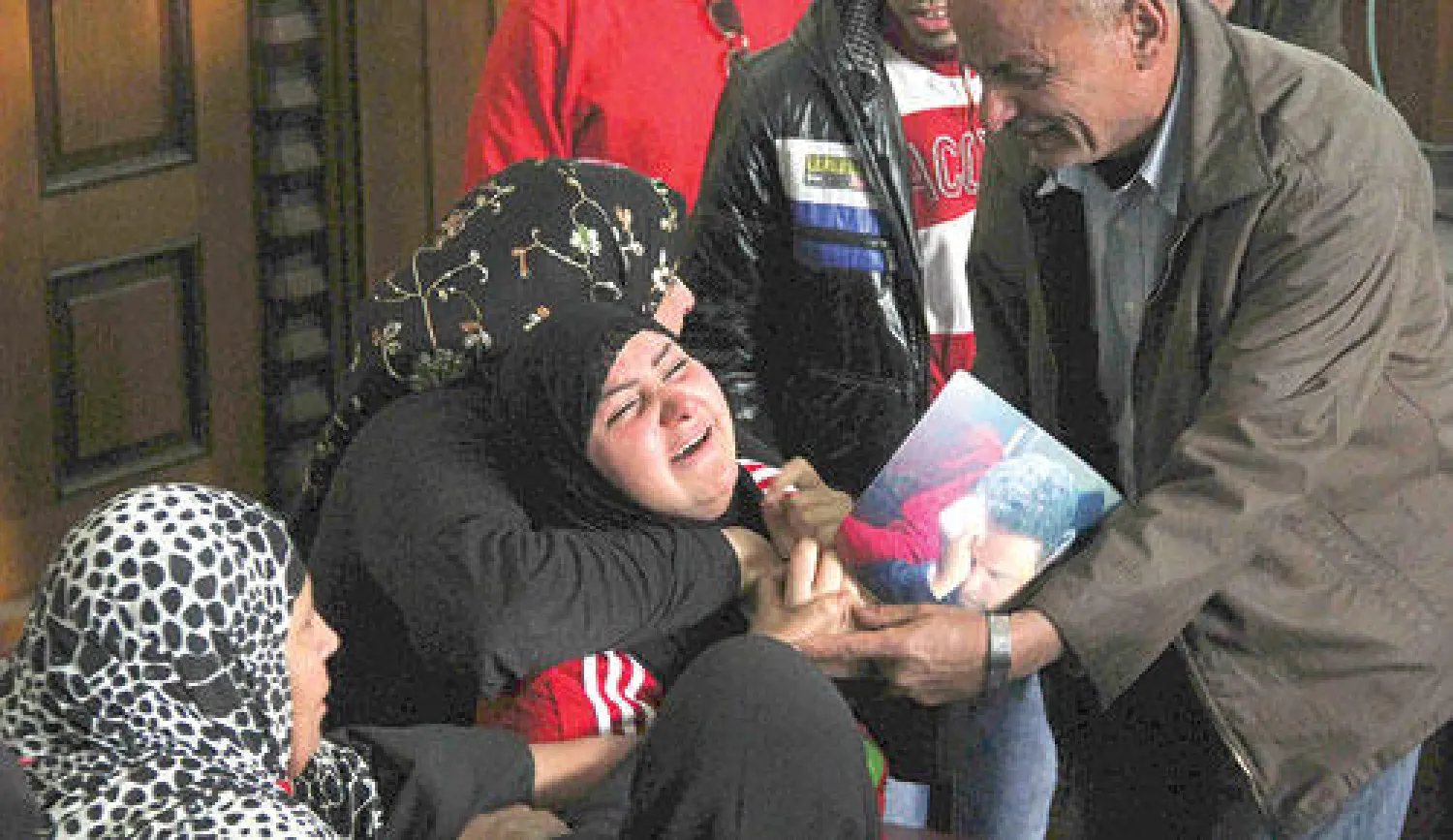 إحدى ذوي ضحايا حادث استاد بورسعيد تبكي عقب النطق بحكم قبول الطعن المقدم من المتهمين أمس (رويترز)