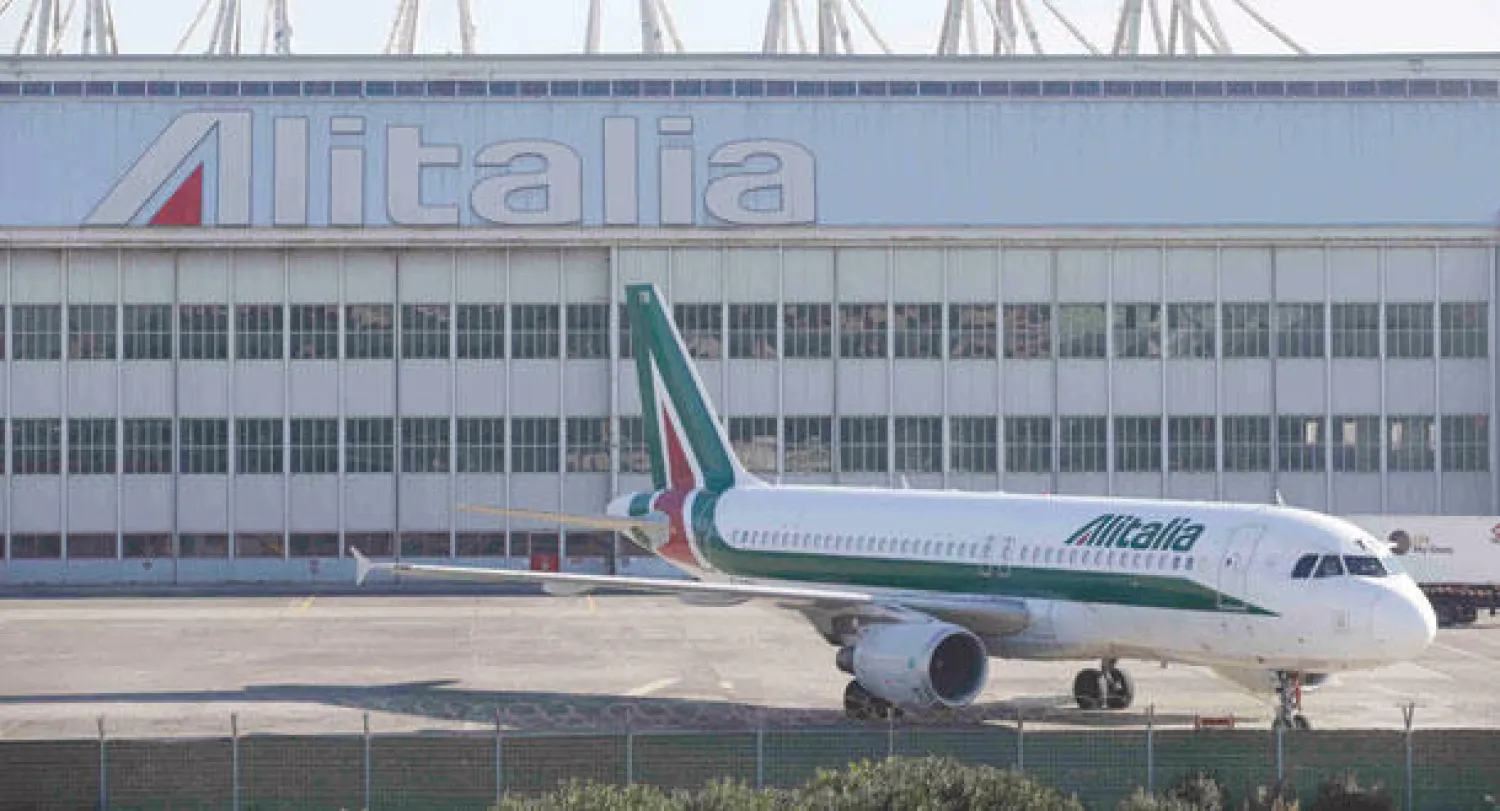 طائرة من طراز ايرباص تابعة للطيران الايطالي «اليطايا} (رويترز)