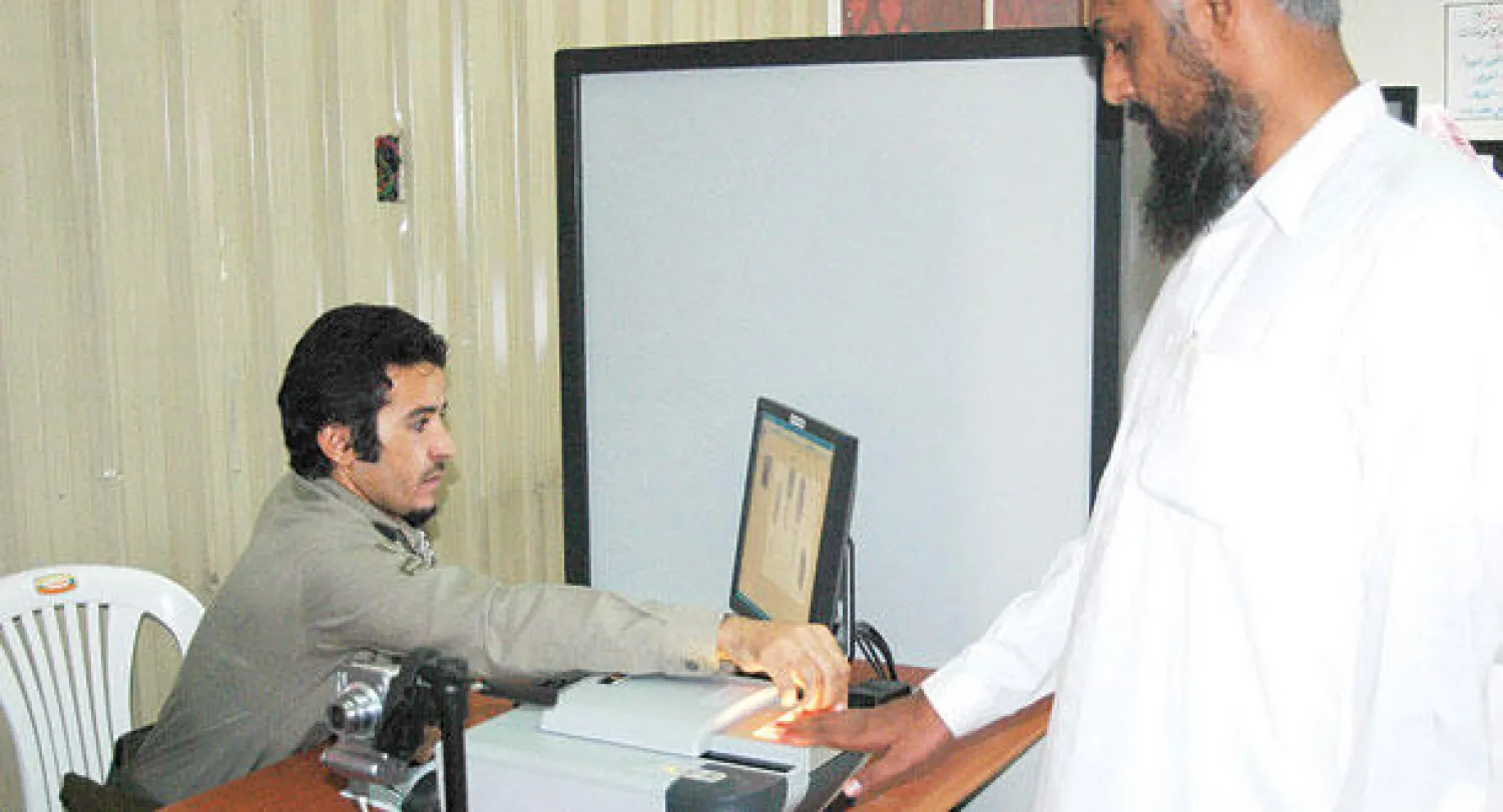 مراجع يكمل إجراءاته باستخدام نظام البصمة الحديث في الرياض («الشرق الأوسط»)