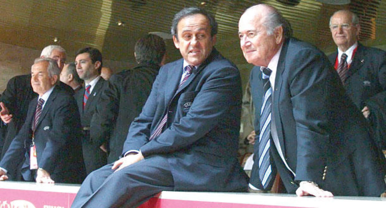 بلاتر وإلى يساره المرشح المحتمل بلاتيني