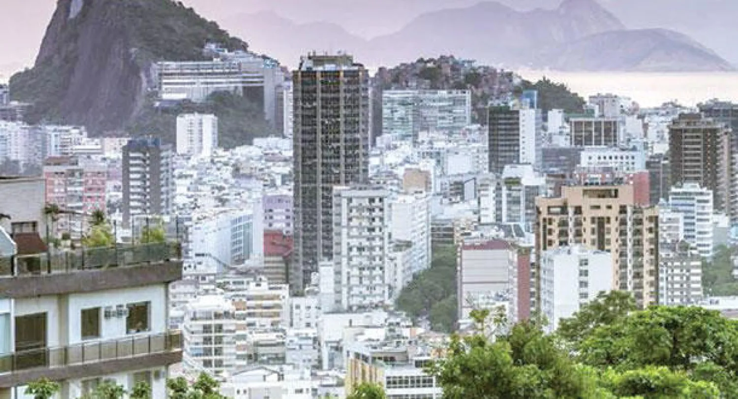 تدفقت رؤوس الأموال العقارية على أسواق البرازيل والهند والصين أثناء الأزمة..  وفي الصورة جزء من عقارات ريو دي جانيرو البرازيلية