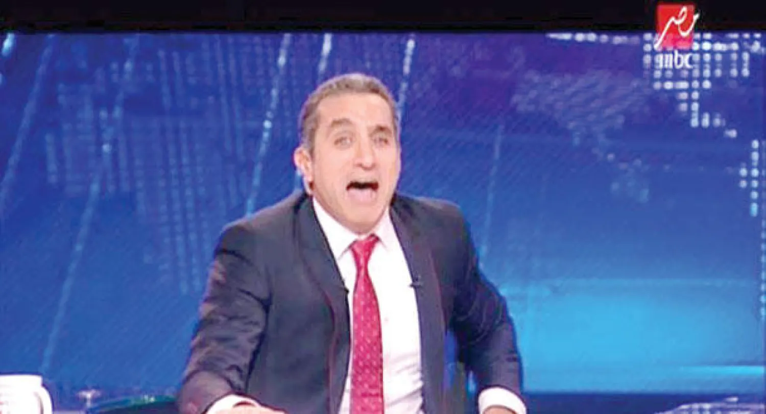 الإعلامي الساخر باسم يوسف يرفع سقف النقد في مصر ويثير الجدل من جديد