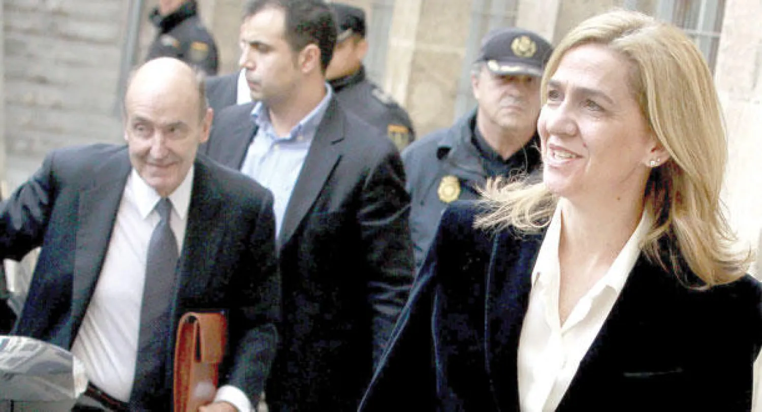 الأميرة كريستينا لدى وصولها إلى المحكمة مع محاميها ميغيل روكا (إ.ب.أ)