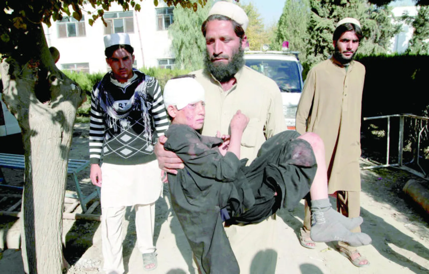 ضحايا العنف الدامي في أفغانستان (أ.ب) 