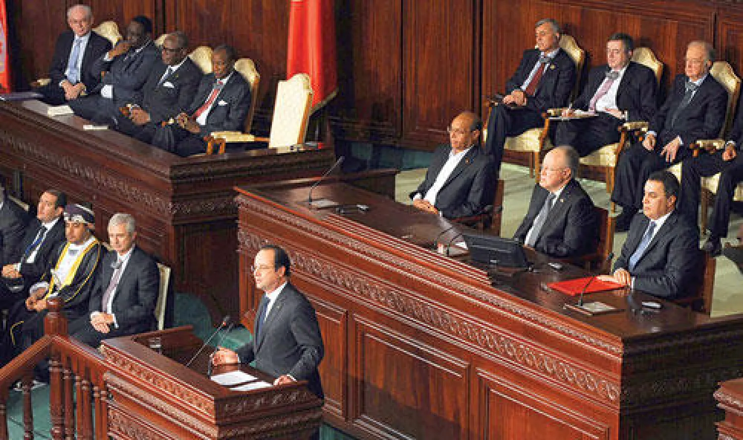 الرئيس الفرنسي فرنسوا هولاند خلال القاء كلمة في الاحتفال بالتصديق على الدستور التونسي الجديد أمس (أ.ف.ب)