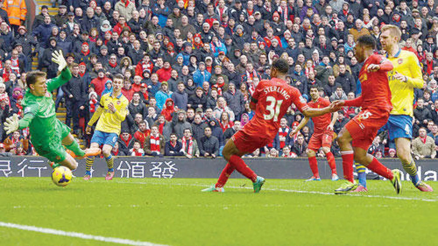 رحيم ستيرلينغ (وسط) أسهم بهدفين في خماسية ليفربول