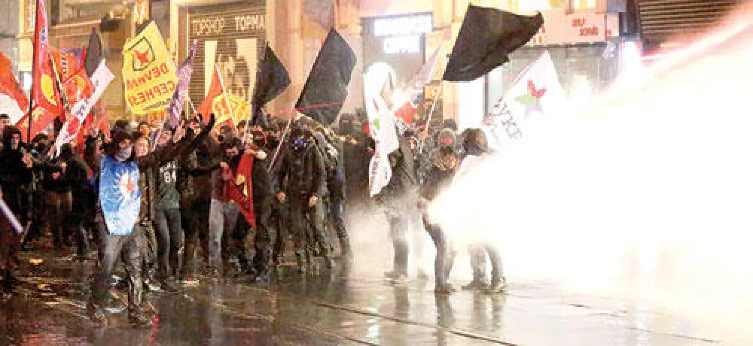 متظاهرون أتراك يواجهون خراطيم المياه التي صوبتها قوات مكافحة الشغب التركية في محاولة لفك مظاهرتهم في اسطنبول أمس (إ. ب. أ)