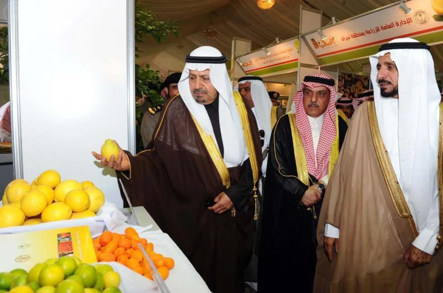 مسئولون حكوميون يحضرون ملتقا يجمع المزراعين في مجال الحمضيات جنوب السعودية (واس)