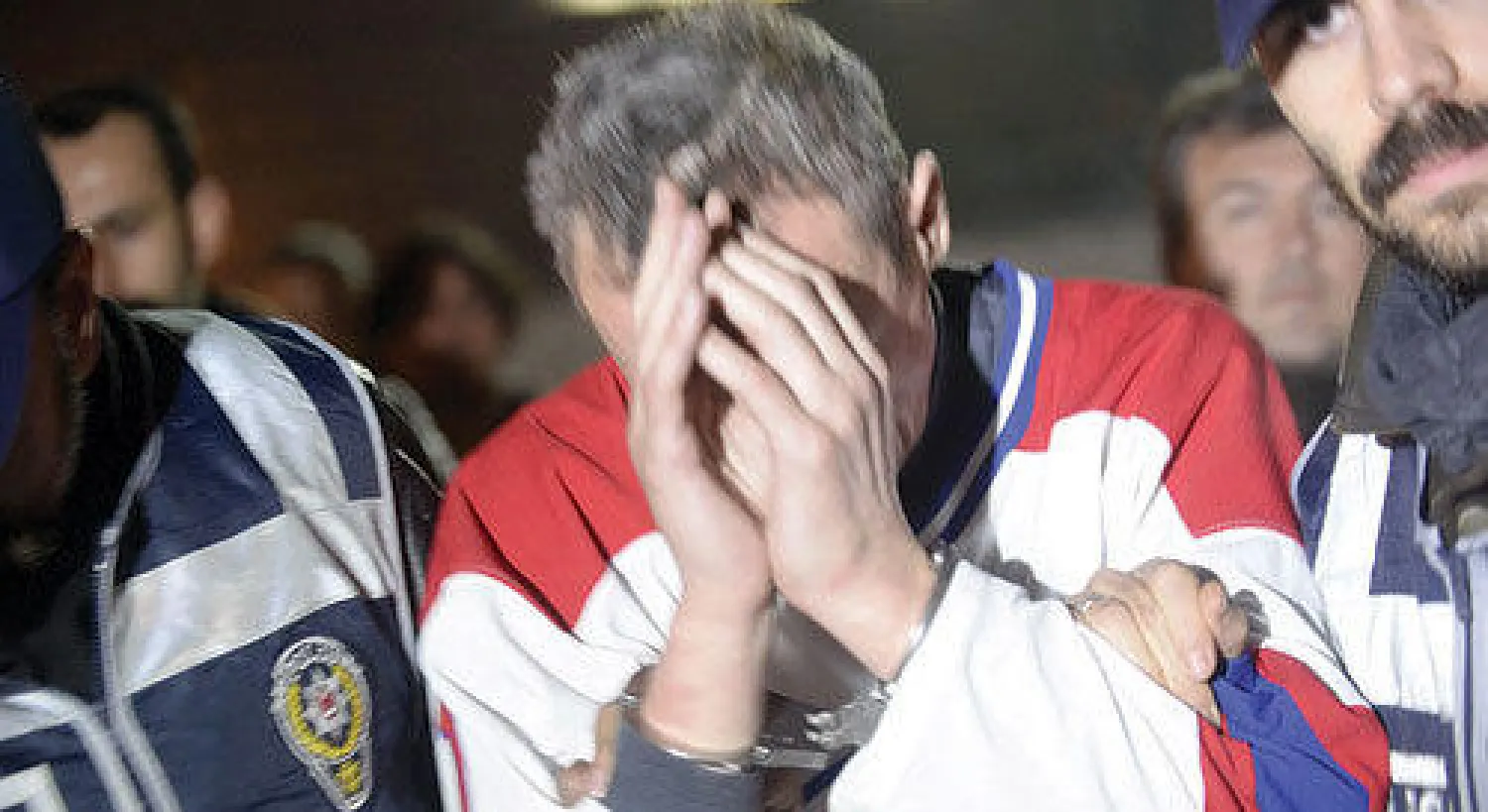 الأوكراني المتورط بمحاولة خطف الطائرة التركية بعد القبض عليه من قبل قوات الأمن التركية في اسطنبول أول من أمس (أ.ف.ب)