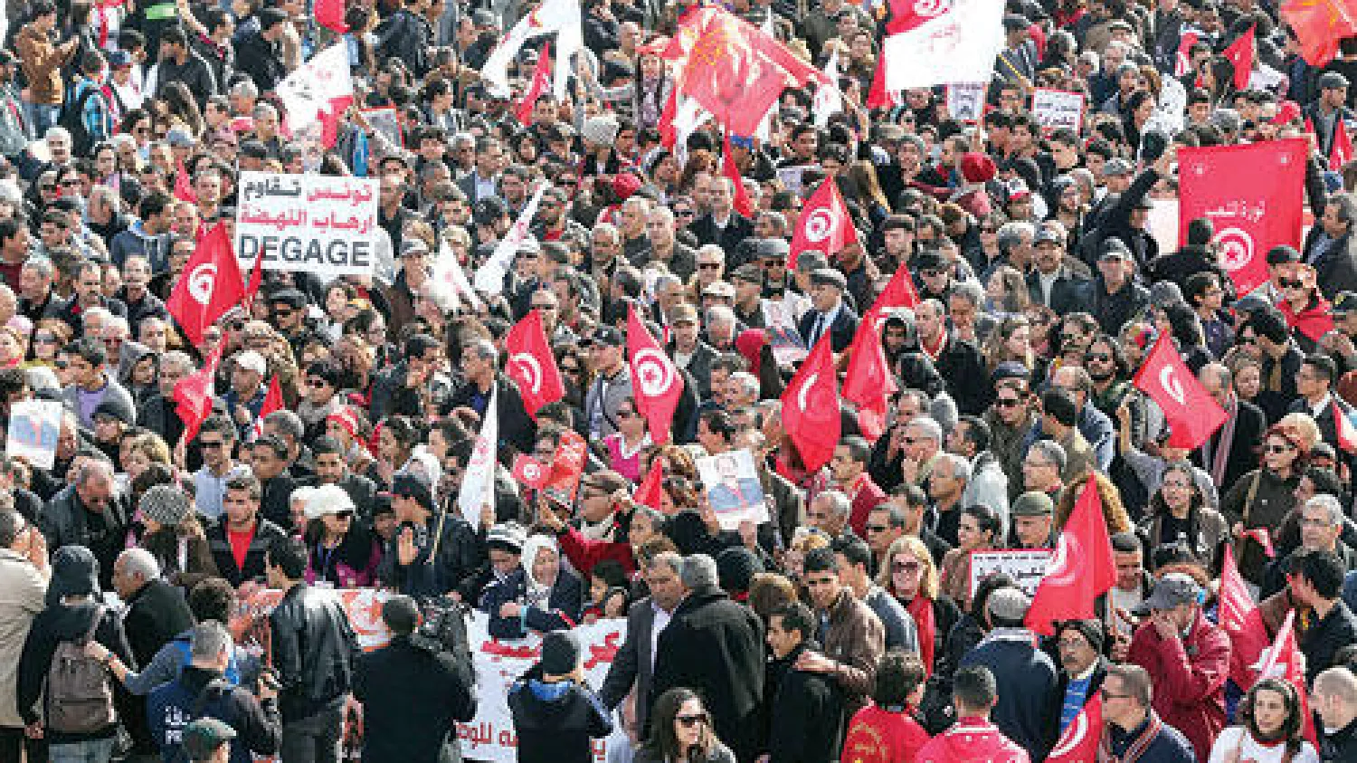 آلاف التونسيين يتظاهرون في العاصمة تونس في الذكري السنوية لاغتيال الناشط السياسي شكري بلعيد أمس (إ. ب. أ)