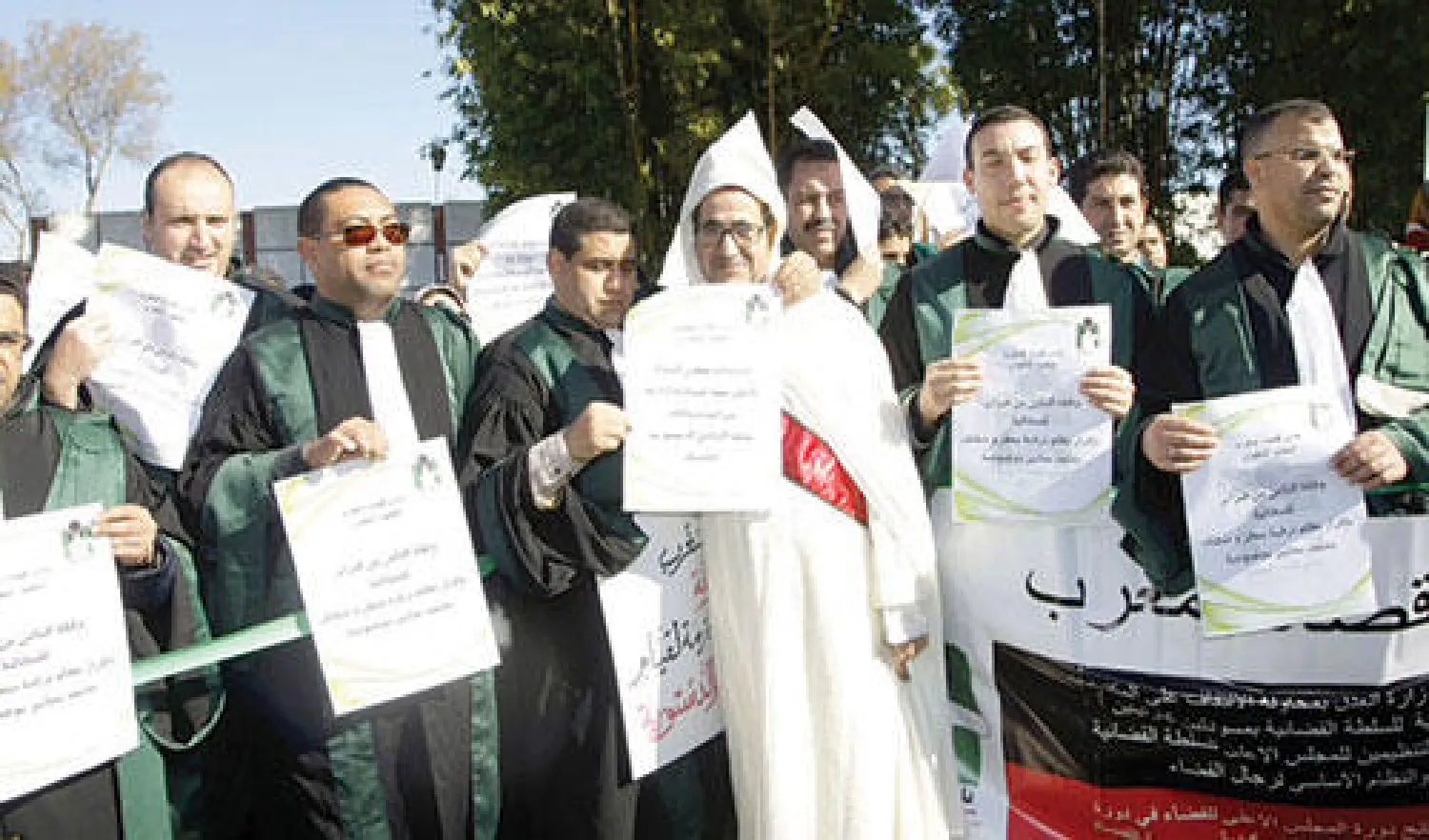 قضاة مغاربة يتظاهرون أمس داخل مركب اجتماعي خاص بهم  بعد منعهم من الاحتجاج أمام مقر وزارة العدل في الرباط (تصوير: مصطفى حبيس)