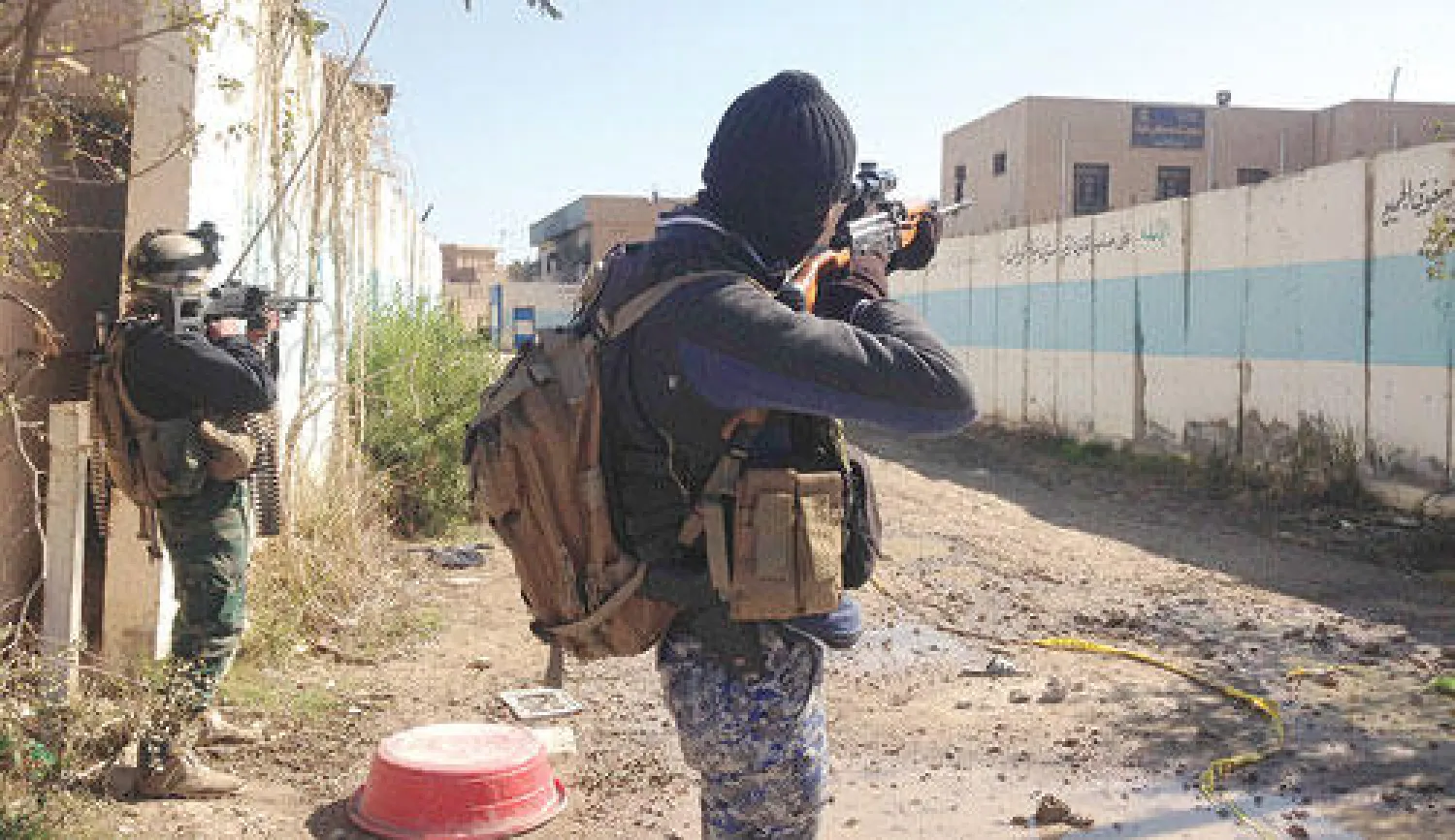 عنصرا أمن عراقيان خلال مواجهة مع عناصر «داعش» في مدينة الرمادي الخميس الماضي (رويترز)