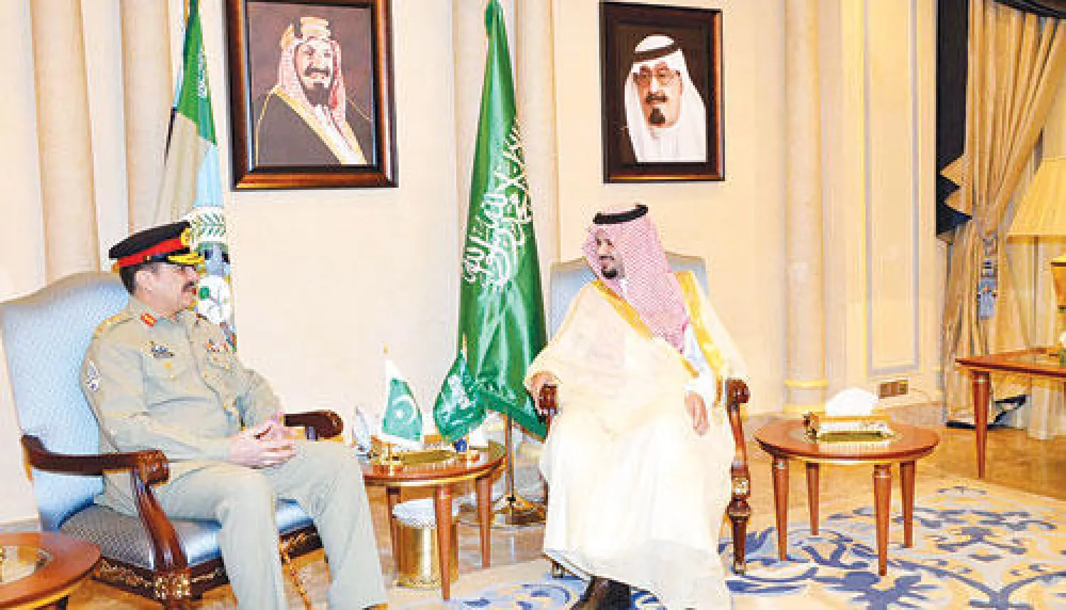الأمير سلمان بن سلطان لدى استقباله قائد الجيش الباكستاني في جدة أمس (واس)