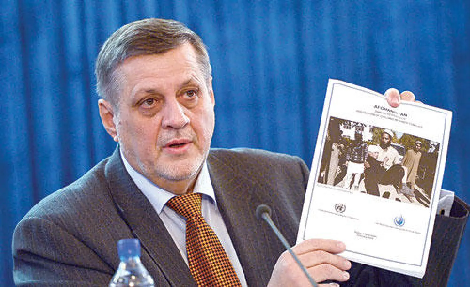 المبعوث الدولي يان كوبيس أثناء عرضه نسخة من التقرير حول أعداد الضحايا المدنيين في كابل أمس (أ.ف.ب)