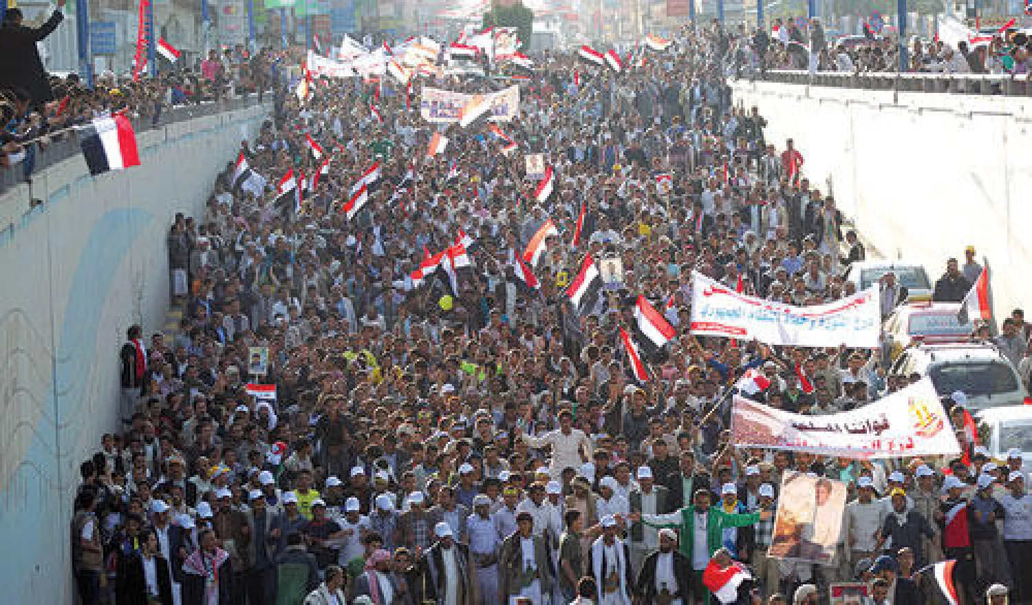 متظاهرون يطالبون بالإفراج عن المعتقلين السياسيين في العاصمة صنعاء أمس (أ.ف.ب)