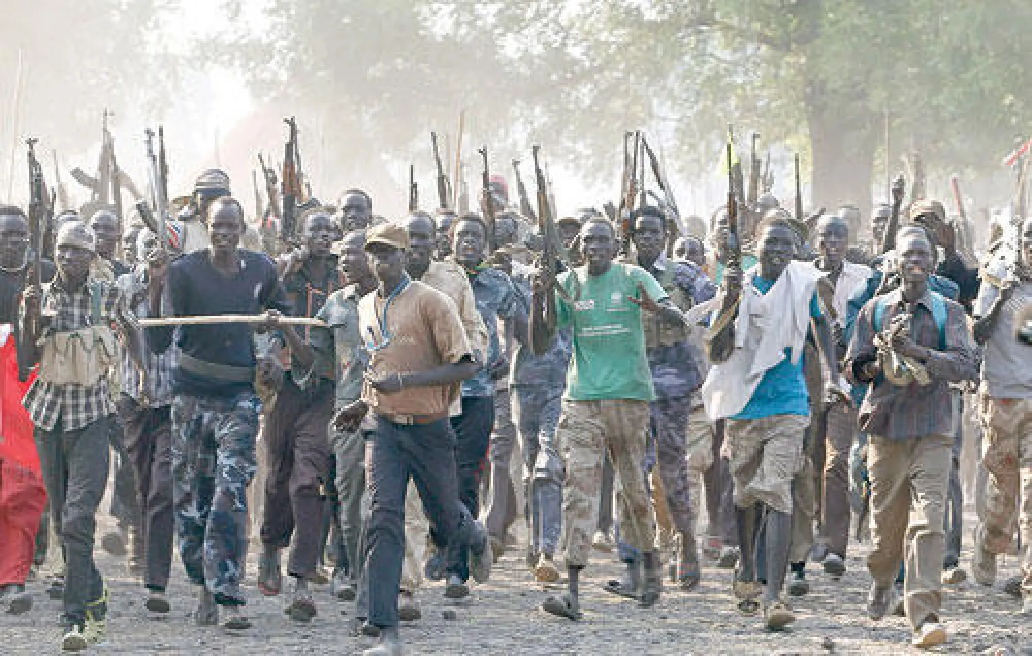 مقاتلون متمرديون يتظاهرون بأسلحتهم في إحدى القرى بدولة جنوب السودان أمس (رويترز)