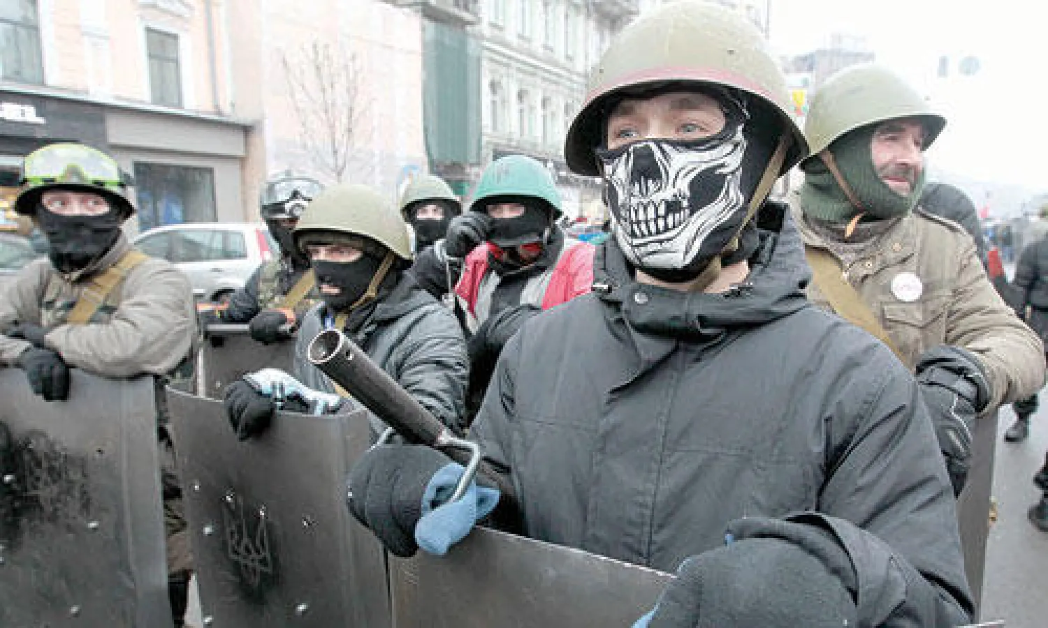 معارضون أوكرانيون يستعدون للمشاركة في مظاهرة ضخمة في العاصمة كييف اليوم (أ.ب)