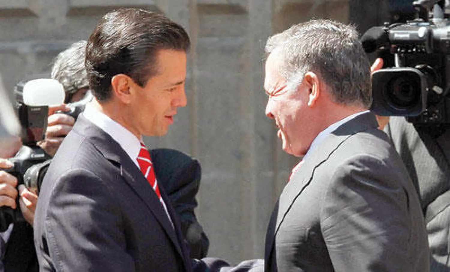 الرئيس المكسيكي انريكه بينا نيتو لدى استقباله العاهل الأردني الملك عبد الله الثاني في مكسيكو سيتي (أ.ب)