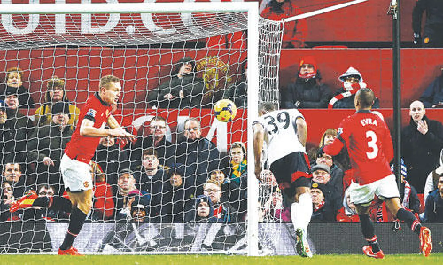 بينت مهاجم فولهام (في الوسط) يسجل برأسه في مرمى يونايتد لينتزع تعادلا ثمينا لفريقه (رويترز)