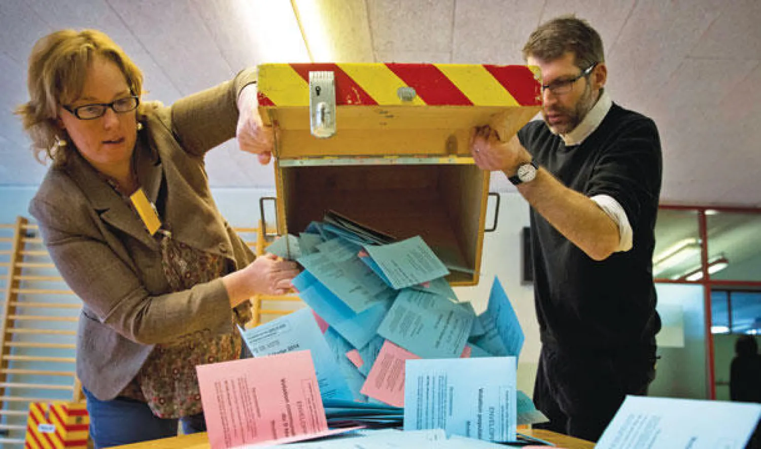 بدء عد أصوات الناخبين السويسريين في مراكز الاقتراع حول مبادرة وضعها اليمين المتشدد للحد من تدفق الباحثين عن عمل من الأجانب أمس (أ.ب)