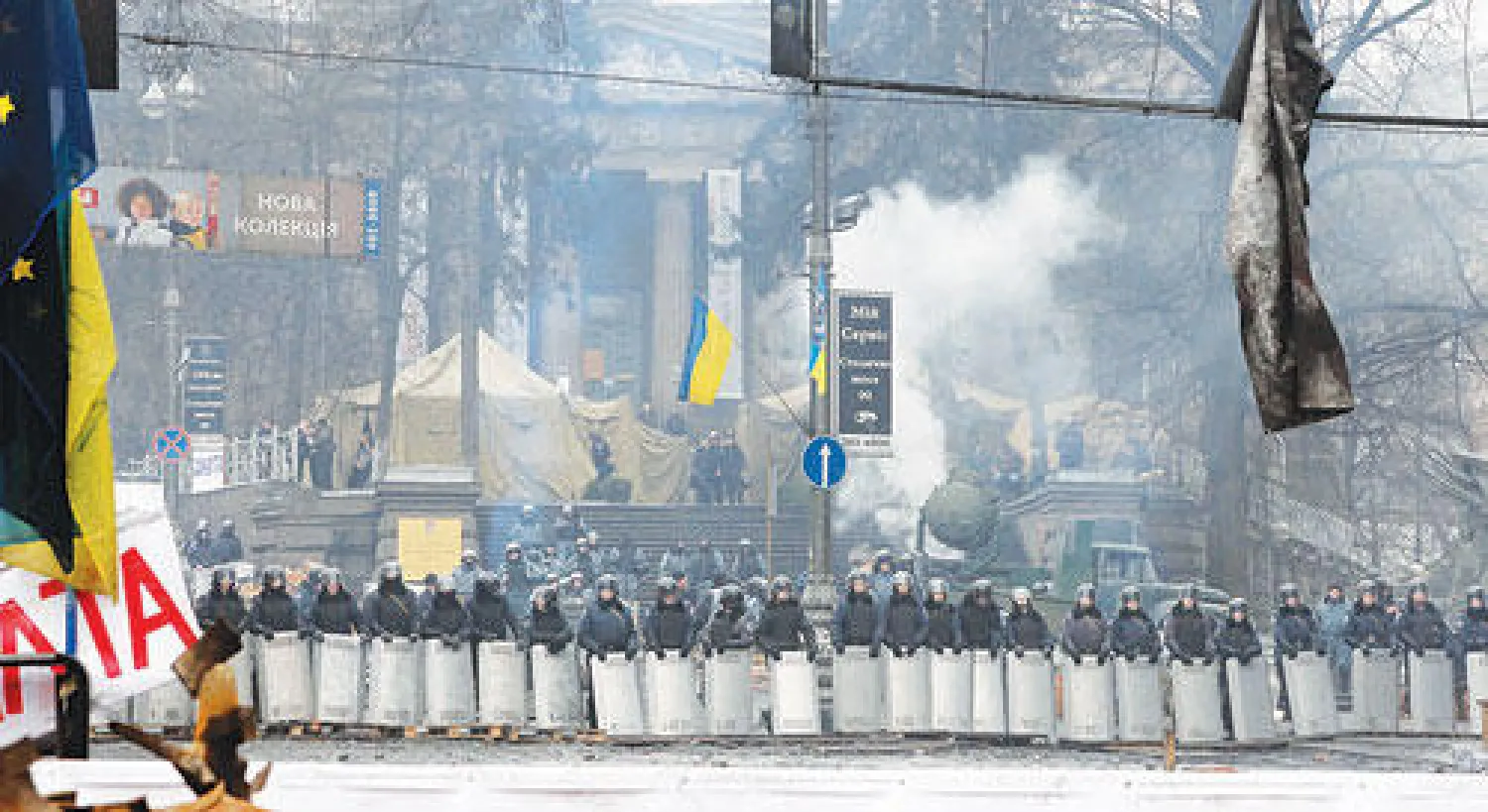 عناصر من قوة مكافحة الشغب في حالة تأهب لأي مظاهرات احتجاجية في العاصمة كييف أمس (أ.ب)